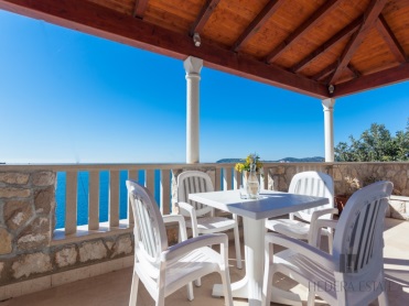 Hedera A44| Apartments rental Dubrovnik | Hedera estate <p>Sleeps 4<br />2 bedrooms<br />1 bathroom<br />Kitchen, dining area and living room<br />Swimming pool, beach, BBQ<br />Parking<br />Distance to Old Town:10 minutes by car</p>
