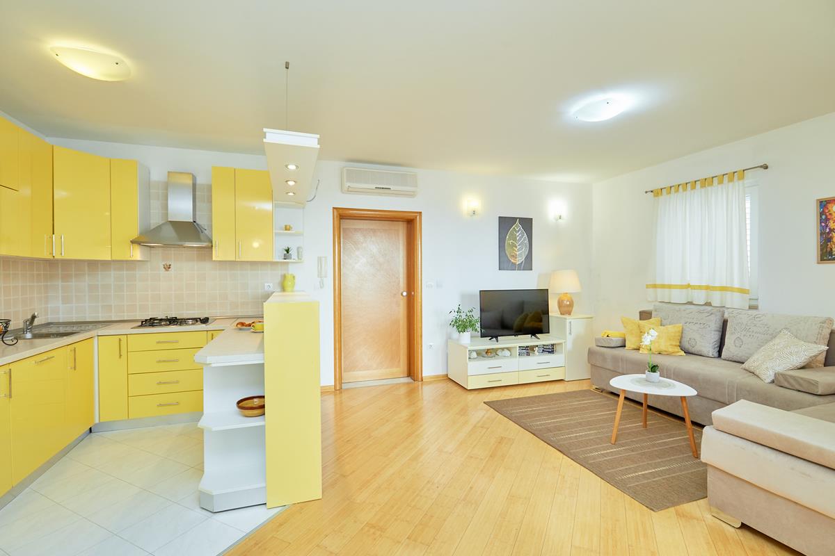 Apartments Zelic Tucepi Yellow  Apartment 1322, Tučepi, Makarska Riviera, Split region